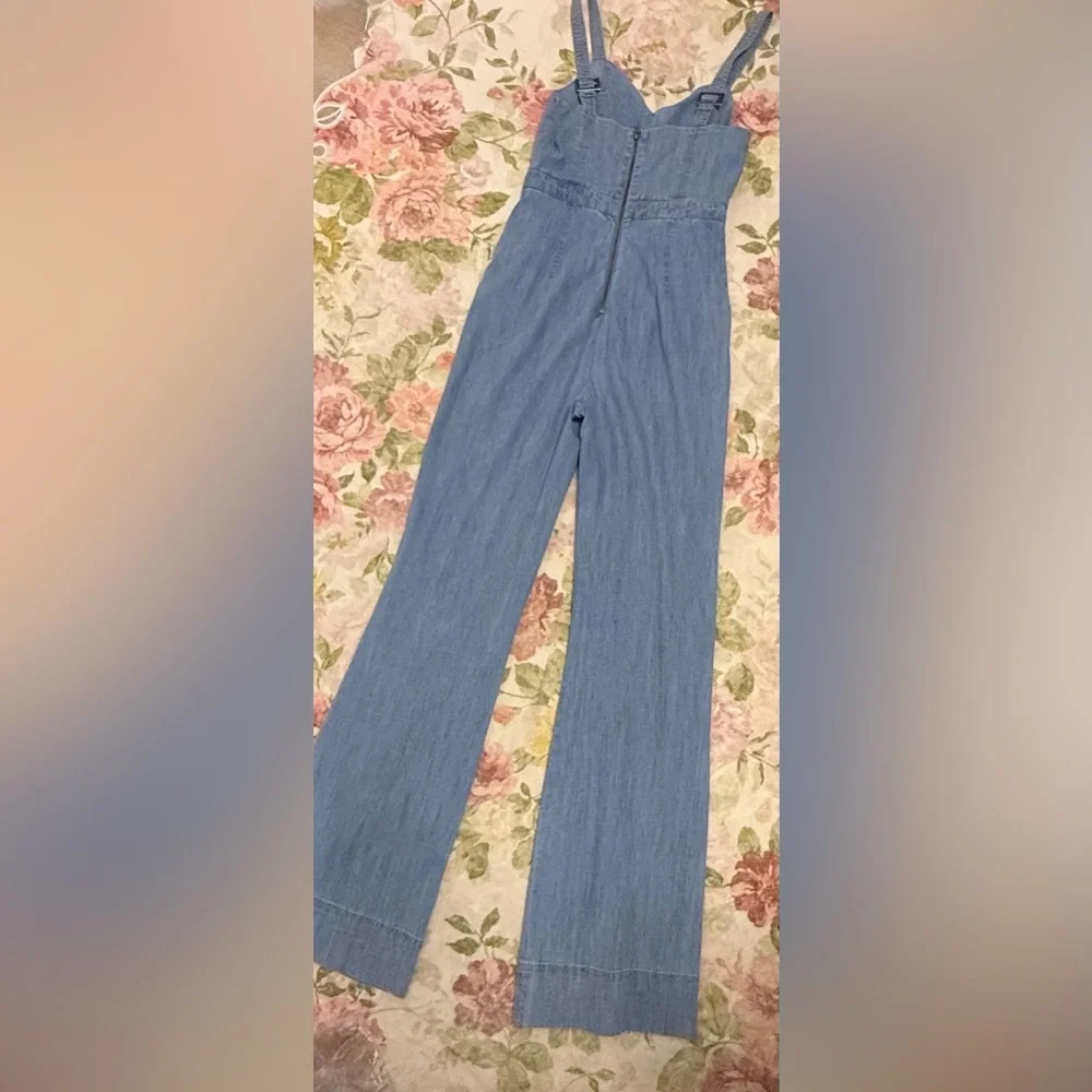 Alice + Olivia Linen Cristal Wide Leg Jumpsuit in Light Chambry - Picture 6 of 16